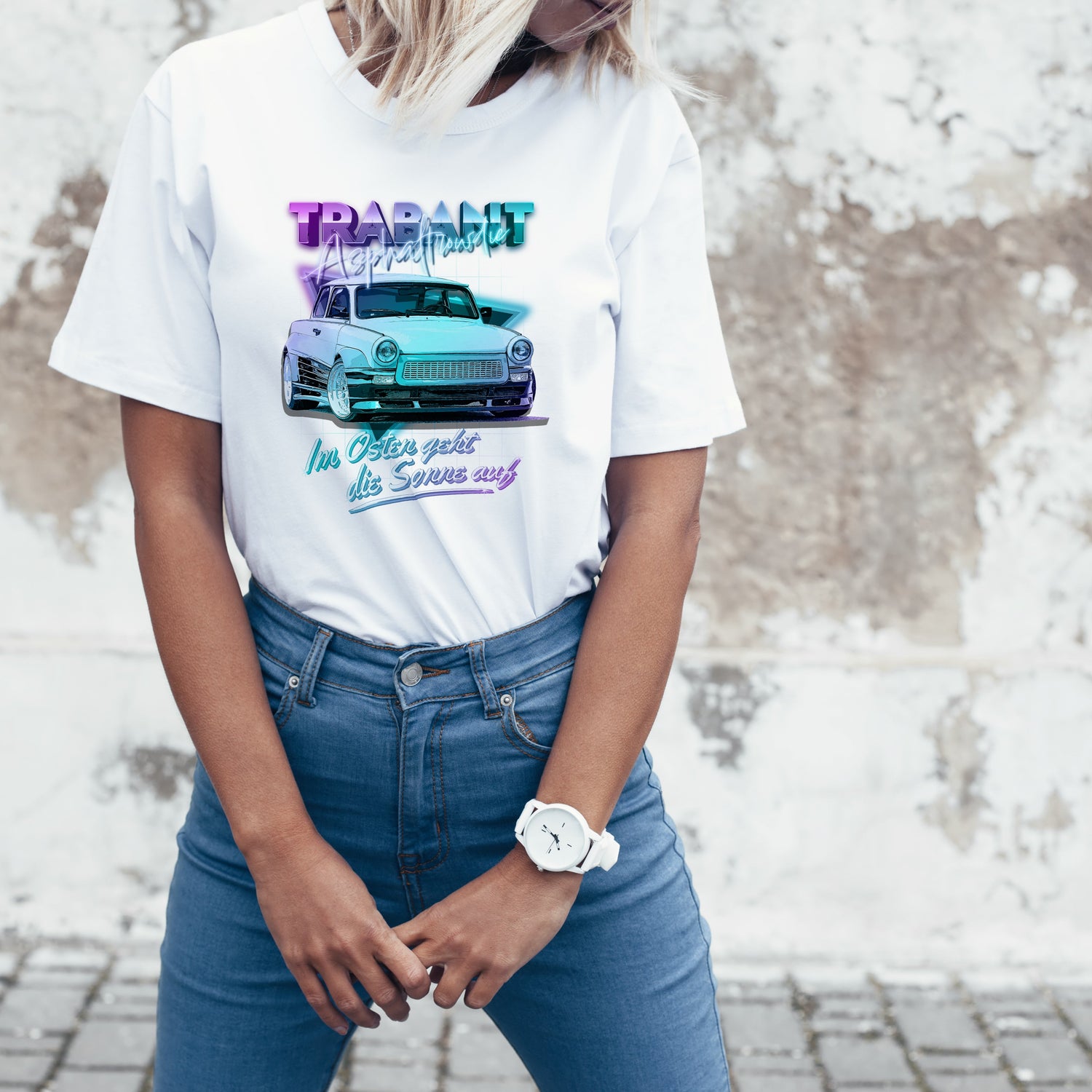 Junge Frau trägt ein weißes T-Shirt mit der Aufschrift "Aspahltrowdie". 